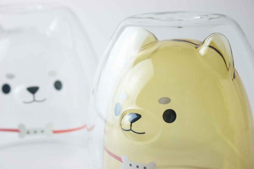 除了顏色，在柴犬的貼花表情上 經典的圓眉毛、狗骨頭項圈也呈現出簡單可愛的feel 雙層杯設計可以耐熱120度，隔熱不燙手、裝冰水不冒汗喔~
